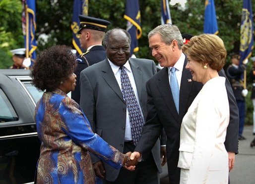 Mwai Kibaki e la moglie con il presidente USA George W. Bush